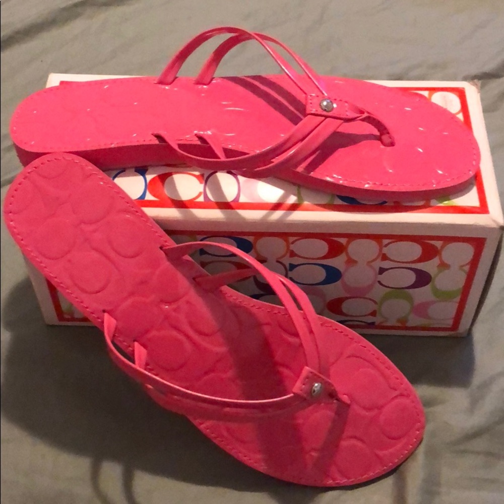 Coach ‘Juney’ | pink patent leather flip flops ✨